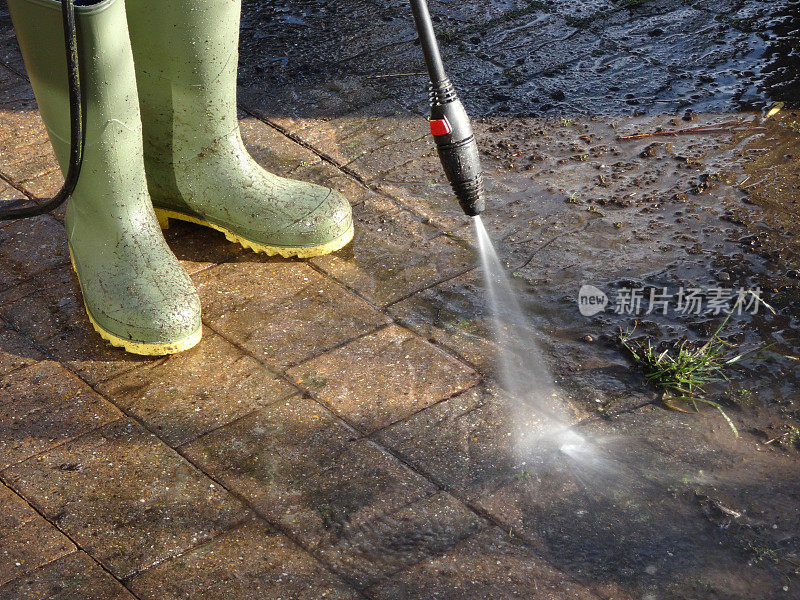 男孩的形象与powerwashing / pressure-washing hose, washing block-铺平驱动器